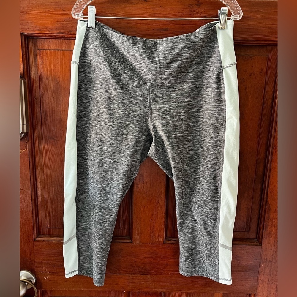 Marika Sport Capri Leggings XL Gray White Trim Activewear Stretch Pants yoga